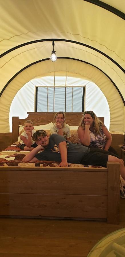 Smoky Hollow Outdoor Resort Covered Wagon Севьервилл Экстерьер фото